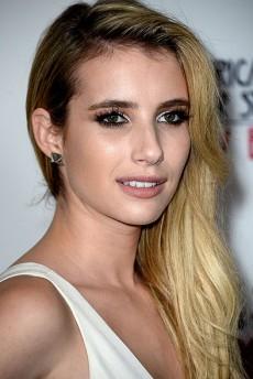   (Emma Roberts)